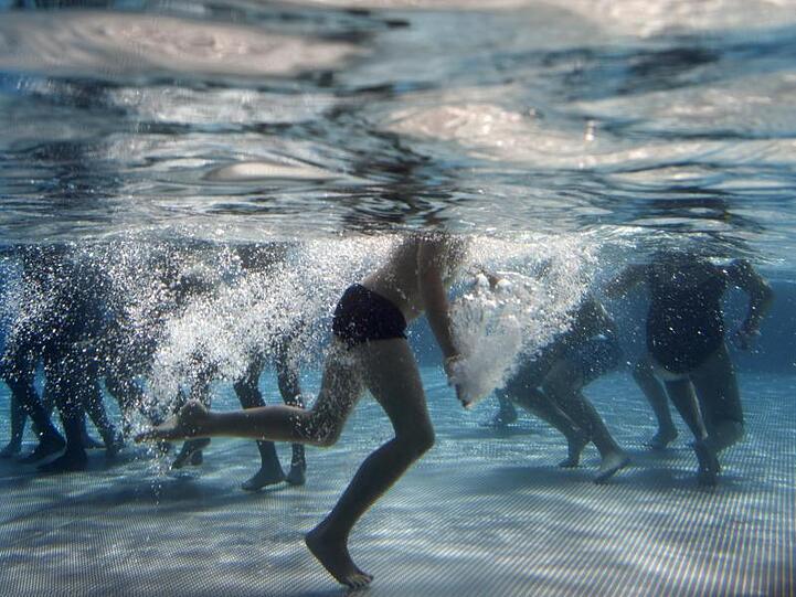 Die DLRG sieht die Schließung von Schwimmbädern als großes Problem, weil Gelegenheiten zum Schwimmenlernen verloren gehen.
