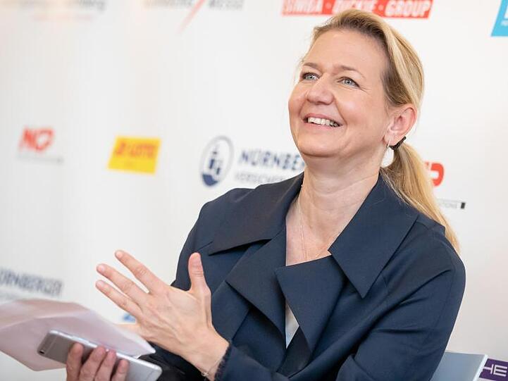Turnierdirektorin Sandra Reichel spricht während einer Pressekonferenz vor dem Spiel. Foto: Daniel Karmann