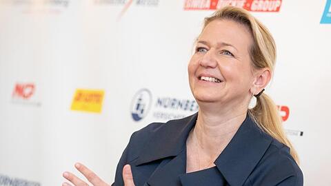 Turnierdirektorin Sandra Reichel spricht während einer Pressekonferenz vor dem Spiel. Foto: Daniel Karmann