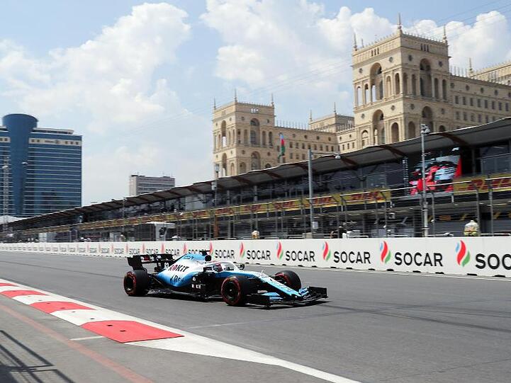 Wurde in Baku von einem Gullydeckel ausgebremst: Williams-Pilot George Russell.