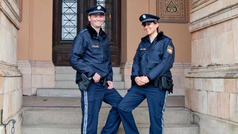 Zwei bayerische Polizisten präsentieren ihre Uniform. Foto: Sven Hoppe/dpa/Symbolbild Zwei bayerische Polizisten präsentieren ihre Uniform. Foto: Sven Hoppe/dpa/Symbolbild