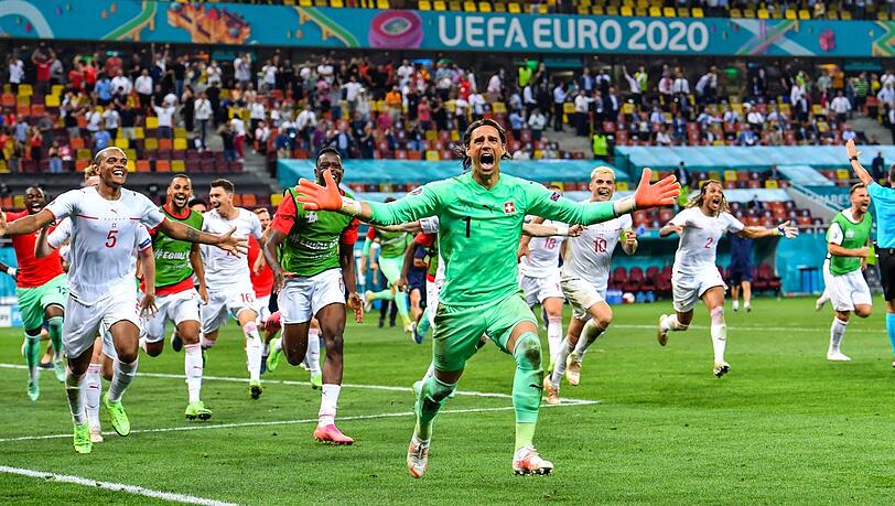"Das war unglaublich spannend und intensiv", sagt Ottmar Hitzfeld über den Einzug der Schweizer ins Viertelfinale- Keeper Yann Sommer bejubelt seinen gehaltenen Elfer von Frankreichs Superstar Kylian Mbappé.