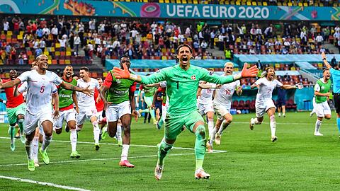 "Das war unglaublich spannend und intensiv", sagt Ottmar Hitzfeld über den Einzug der Schweizer ins Viertelfinale- Keeper Yann Sommer bejubelt seinen gehaltenen Elfer von Frankreichs Superstar Kylian Mbappé.