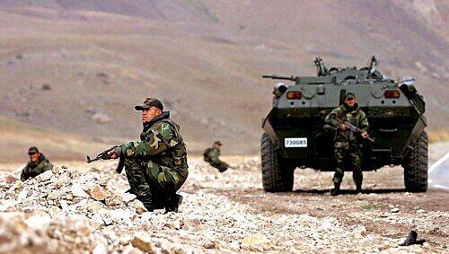 Türkische Soldaten in der Gebirgsregion an der Grenze zum Irak Türkische Soldaten in der Gebirgsregion an der Grenze zum Irak