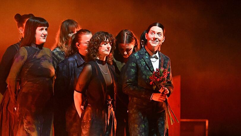 Kat Frankie (rechts) mit ihrem Ensemble in der Isarphilharmonie.