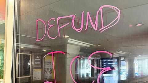 Der demokratische Minderheitsf&uuml;hrer im Senat, Chuck Schumer, dr&auml;ngte zuletzt darauf, die Finanzierung des Heimatschutzministeriums separat zu behandeln. (Archivbild)