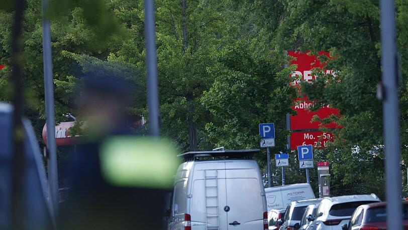 Der Supermarkt ist großräumig abgesperrt. Der Supermarkt ist großräumig abgesperrt.