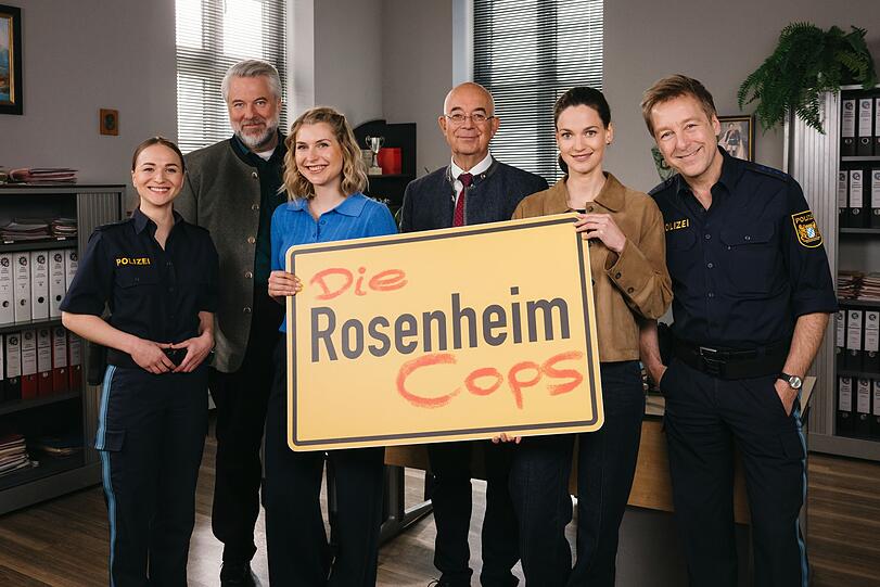 Sie bilden das aktuelle Team bei den "Rosenheim-Cops" (von links): Polizeiobermeisterin Pia Arnbruck (Katharina Plank), Kriminalhauptkommissar Anton Stadler (Dieter Fischer), die baldige Sekretärin Christin Lange (Sarah Thonig), Polizeidirektor Gert Achtziger (Alexander Duda), Kriminalhauptkommissarin Julia Beck (Michaela Weingartner) und Polizeiobermeister Michi Mohr (Max Müller). Sie bilden das aktuelle Team bei den "Rosenheim-Cops" (von links): Polizeiobermeisterin Pia Arnbruck (Katharina Plank), Kriminalhauptkommissar Anton Stadler (Dieter Fischer), die baldige Sekretärin Christin Lange (Sarah Thonig), Polizeidirektor Gert Achtziger (Alexander Duda), Kriminalhauptkommissarin Julia Beck (Michaela Weingartner) und Polizeiobermeister Michi Mohr (Max Müller).
