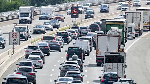 Herbstferien in Bayern: Am Freitag erwartet der ADAC die gr&ouml;&szlig;te Staugefahr. (Archivbild)