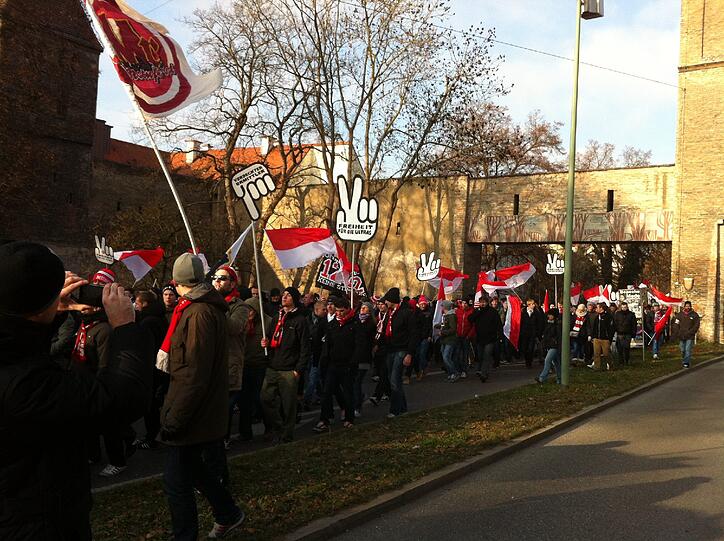 Bilder von der Demonstration in Augsburg gegen das neue DFL Sicherheitspapier, über das am 12.12 verhandelt werden soll.