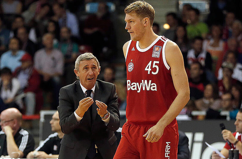 Mit vollen Einsatz dabei: Bayern-Trainer Svetislav Pesic und Jan Jagla.