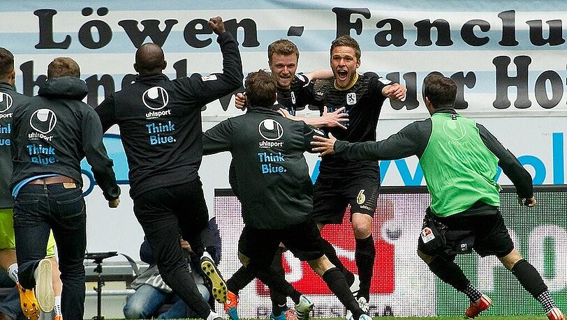 Jubel pur nach dem 2:1-Siegtreffer von Stephan Hain für den TSV 1860. Jubel pur nach dem 2:1-Siegtreffer von Stephan Hain für den TSV 1860.