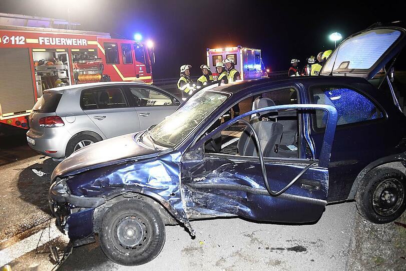 Trümmer und Autowracks auf der A95: Die Bilder vom Bergungseinsatz.