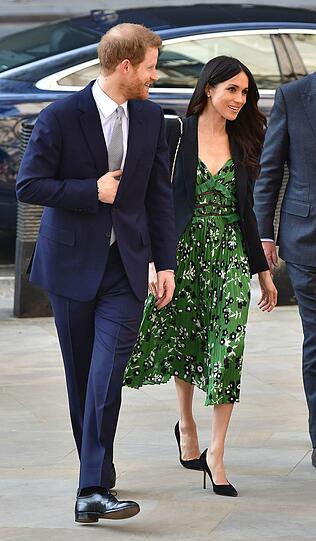 Prinz Harry und Meghan Markle auf dem Weg zur Australischen Botschaft. Die Verlobte des britischen Prinzen trägt für den Empfang ein sommerliches Blumenkleid.