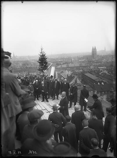 Ohne Dach und ohne Frauen feiern Münchens Stadtobere 1928 feierlich das Richtfest.