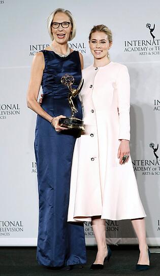 Maria Rorbye Ronn (L), CEO des dänischen öffentlich-rechtlichen Danmarks Radio, und Schauspielerin Birgitte Hjort Sorensen mit dem Directorate Award.