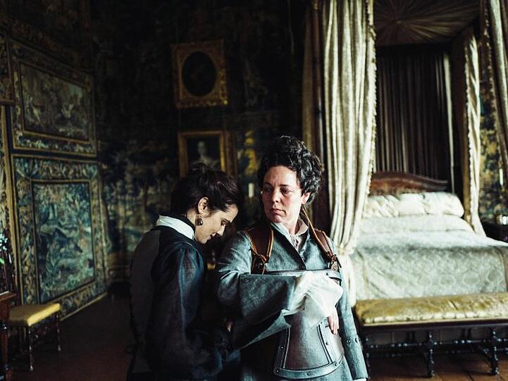 Queen Anne (Olivia Colman, r) mit ihrer Vertrauten Lady Sarah (Rachel Weisz) in "The Favourite".
