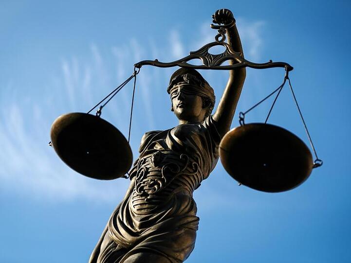 Eine Statue der Justitia hält eine Waage in ihrer Hand. Foto: David-Wolfgang Ebener/dpa/Archivbild