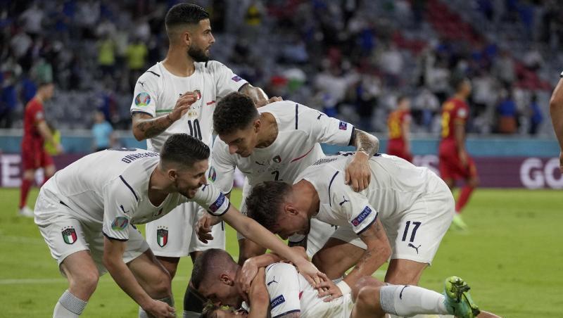 Das italienische Team jubelt nach dem Führungstreffer.