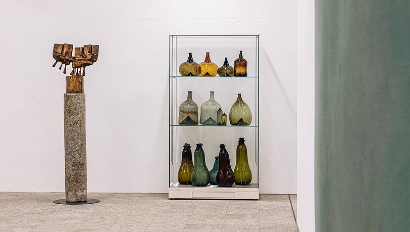 links: Fritz Koenig, Schaukel, 1961 (Privatsammlung Landshut). Rechts: historische Vorratsflaschen aus dem Elsass, Italien sowie Persische Doppelkürbis-Glas-Transportflaschen aus dem 18. und 19. Jahrhundert aus einer Privatsammlung in Landshut. Auch Fritz Koenig selbst besaß solche seltenen Vorratsflaschen. links: Fritz Koenig, Schaukel, 1961 (Privatsammlung Landshut). Rechts: historische Vorratsflaschen aus dem Elsass, Italien sowie Persische Doppelkürbis-Glas-Transportflaschen aus dem 18. und 19. Jahrhundert aus einer Privatsammlung in Landshut. Auch Fritz Koenig selbst besaß solche seltenen Vorratsflaschen.