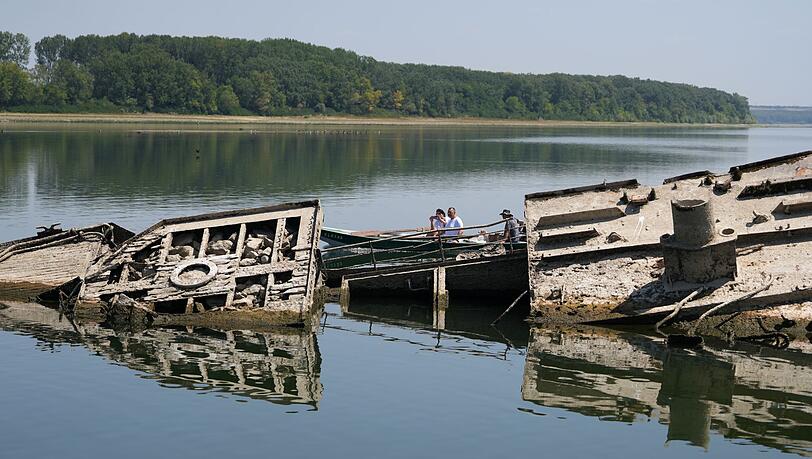 Die Niedrigwasser führende Donau legt in Serbien die Wracks von Kriegsschiffen der Nazi-Marine frei. Die Niedrigwasser führende Donau legt in Serbien die Wracks von Kriegsschiffen der Nazi-Marine frei.