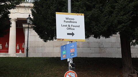 Das Wiesn-Fundb&uuml;ro ist unweit der gro&szlig;en Festzelte im Deutschen Museum Verkehrszentrum auf der Theresienh&ouml;he stationiert.