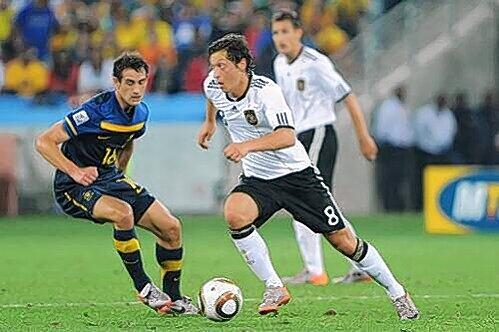 "Phantasie an der Macht": Mesut Özil, hier im Auftaktspiel gegen Australien, spielt sich in den Blickpunkt.