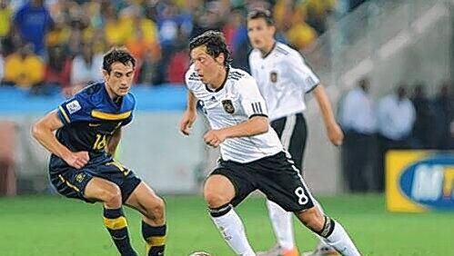 "Phantasie an der Macht": Mesut Özil, hier im Auftaktspiel gegen Australien, spielt sich in den Blickpunkt. "Phantasie an der Macht": Mesut Özil, hier im Auftaktspiel gegen Australien, spielt sich in den Blickpunkt.