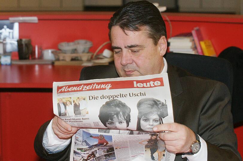 Gabriel bei der AZ-Lektüre. Amüsiert zeigt er sich über Seehofers Donau-Schlingerkurs.
