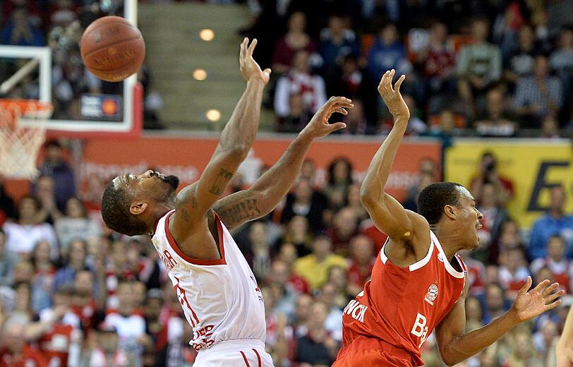 Kassierte nach einer unfairen Aktion gegen Bambergs Brad Wanamaker (l.) ein Technisches Foul: Bayerns Alex Renfroe (r.).