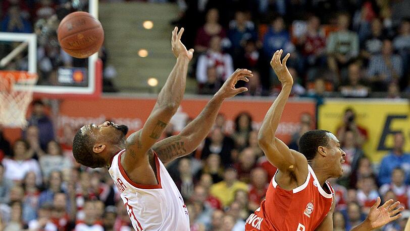 Kassierte nach einer unfairen Aktion gegen Bambergs Brad Wanamaker (l.) ein Technisches Foul: Bayerns Alex Renfroe (r.). Kassierte nach einer unfairen Aktion gegen Bambergs Brad Wanamaker (l.) ein Technisches Foul: Bayerns Alex Renfroe (r.).