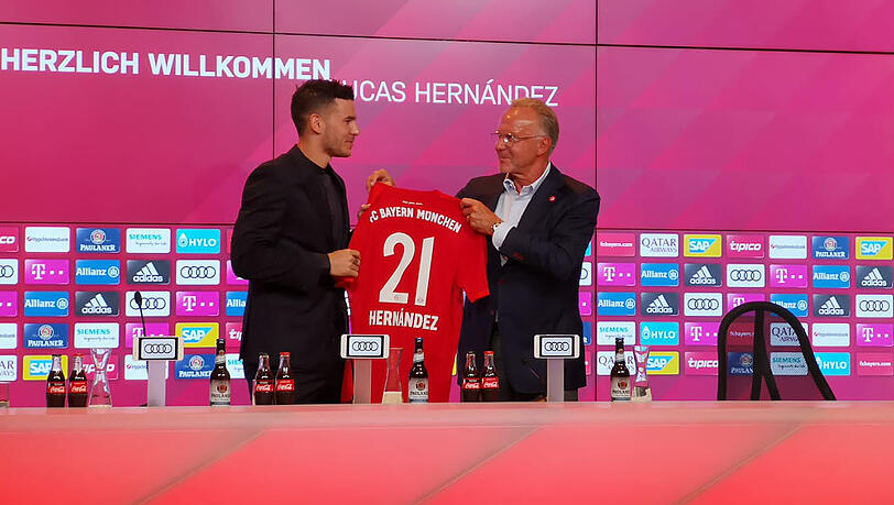 Präsentieren das Trikot mit der Rückennummer 21: Neuzugang Lucas Hernández (li.) und Karl-Heinz Rummenigge. Präsentieren das Trikot mit der Rückennummer 21: Neuzugang Lucas Hernández (li.) und Karl-Heinz Rummenigge.