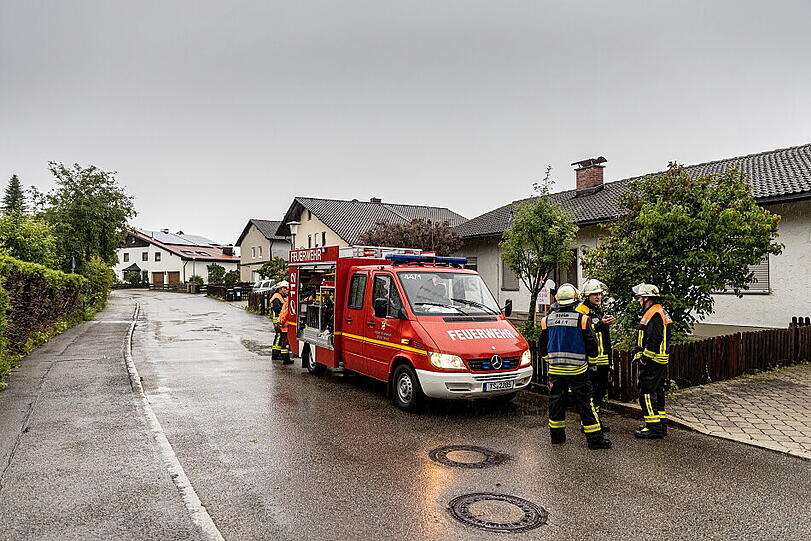 Weite Teile Bayerns wurden am Donnerstag von heftigen Gewittern heimgesucht - auch in Trostberg (Landkreis Traunstein) liefen Unterführungen voll.
