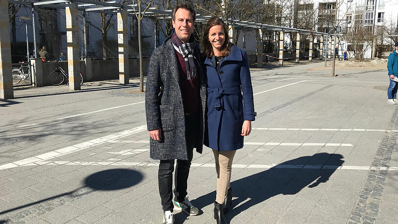 CSU-OB-Kandidatin Kristina Frank am Vormittag vor dem Wahllokal an der Neuhauser Grundschule an der Gertrud-Bäumer-Straße &ndash; mit ihrem Ehemann Felix.