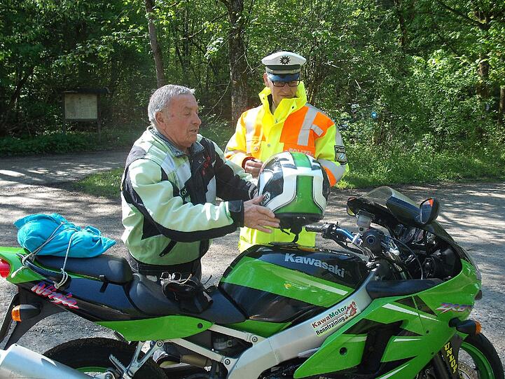 Erwin Egger ist auch mit 83 Jahren noch immer mit seiner Kawasaki unterwegs - nicht zu schnell und perfekt ausgerüstet.
