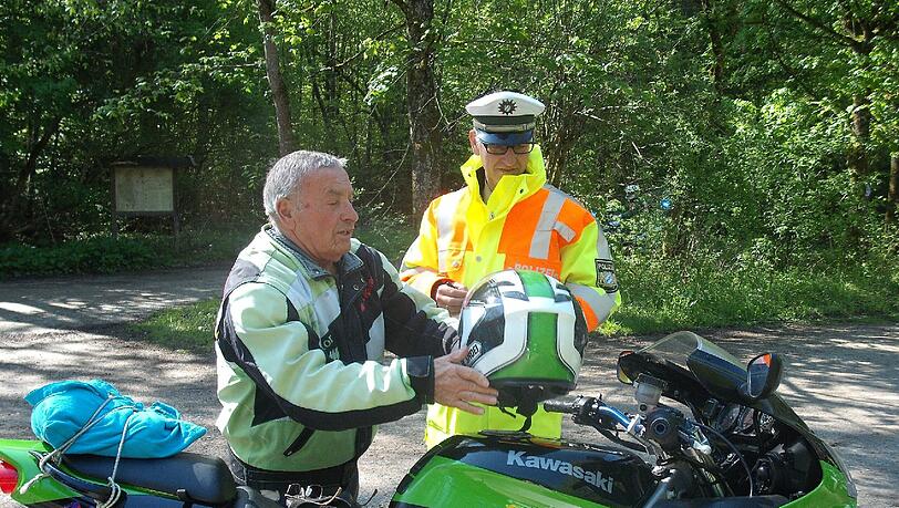 Erwin Egger ist auch mit 83 Jahren noch immer mit seiner Kawasaki unterwegs - nicht zu schnell und perfekt ausgerüstet. Erwin Egger ist auch mit 83 Jahren noch immer mit seiner Kawasaki unterwegs - nicht zu schnell und perfekt ausgerüstet.