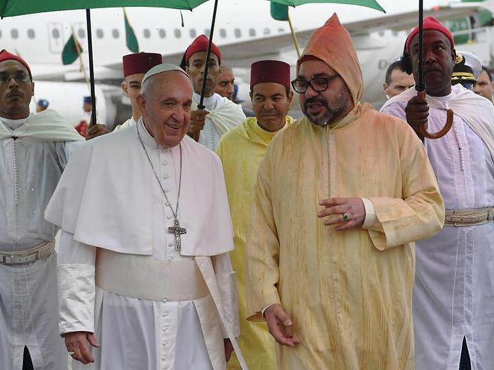 König Mohammed VI. von Marokko begrüßt Papst Franziskus nach dessen Ankunft in Rabat. Papst Franziskus ist zum ersten Mal zu einem Kurzbesuch nach Marokko gereist.