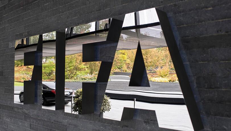 Der Fußball-Weltverband FIFA und die UEFA sperren Russland von ihren Wettbewerben aus. Der Fußball-Weltverband FIFA und die UEFA sperren Russland von ihren Wettbewerben aus.