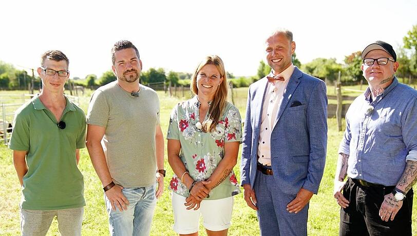 Pferdewirtschaftsmeisterin Loretta (32) aus Baden-Württemberg will (v.l.) Eric (31), Sascha (37), Michael (36) und Sven (41) näher kennenlernen.