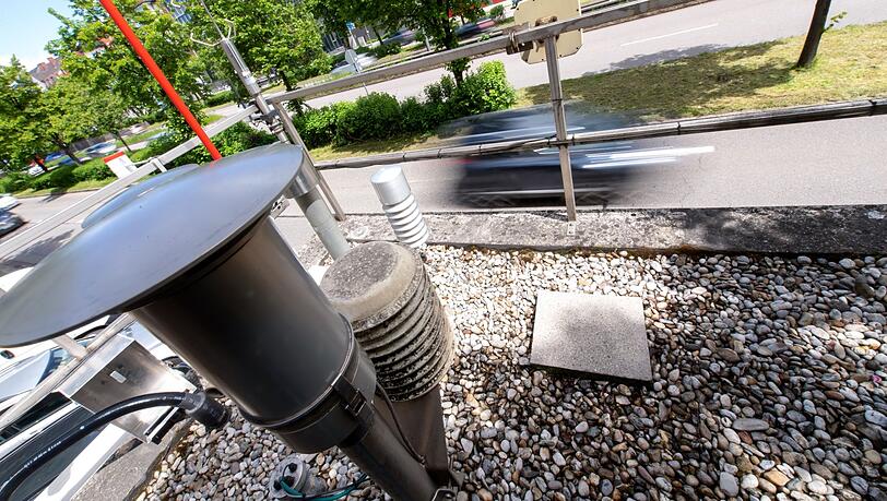 Verschiedene Messgeräte sind auf dem Dach einer Luftmessstation an der Landshuter Allee installiert.