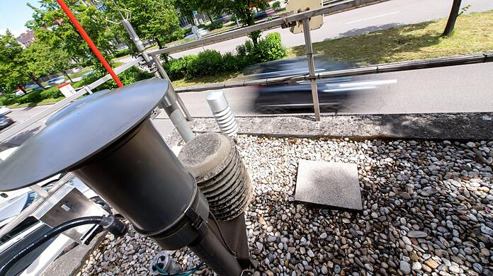 Verschiedene Messgeräte sind auf dem Dach einer Luftmessstation an der Landshuter Allee installiert.