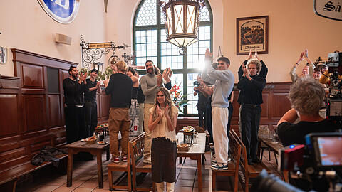 Heidi Klum macht in Folge zehn von "Germany's Next Topmodel" mit den männlichen Kandidaten einen Ausflug ins Hofbräuhaus.