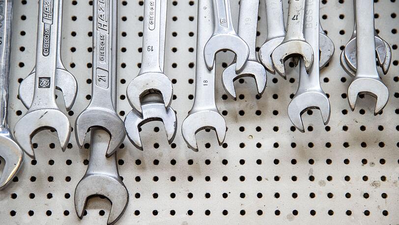 Viele bayerische Unternehmen wollen nach einer neuen Firmenumfrage Produktion ins Ausland verlagern. (Symbolbild)