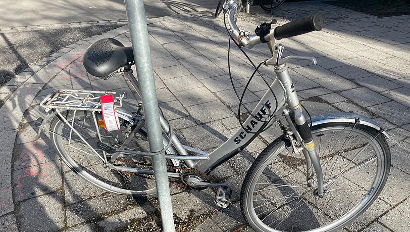 Ein bis zwei  Mal im Jahr markiert das Baureferat verkehrsunt&uuml;chtige und sichtbar ungenutzte Fahrr&auml;der. Nach vier Wochen werden diese Schrottr&auml;der dann eingesammelt.