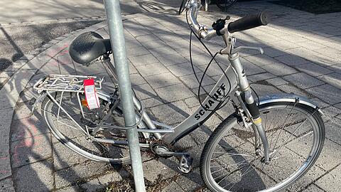 Ein bis zwei  Mal im Jahr markiert das Baureferat verkehrsunt&uuml;chtige und sichtbar ungenutzte Fahrr&auml;der. Nach vier Wochen werden diese Schrottr&auml;der dann eingesammelt.