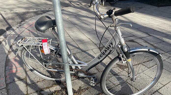 Ein bis zwei  Mal im Jahr markiert das Baureferat verkehrsunt&uuml;chtige und sichtbar ungenutzte Fahrr&auml;der. Nach vier Wochen werden diese Schrottr&auml;der dann eingesammelt.