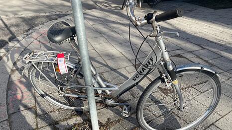 Ein bis zwei  Mal im Jahr markiert das Baureferat verkehrsunt&uuml;chtige und sichtbar ungenutzte Fahrr&auml;der. Nach vier Wochen werden diese Schrottr&auml;der dann eingesammelt.