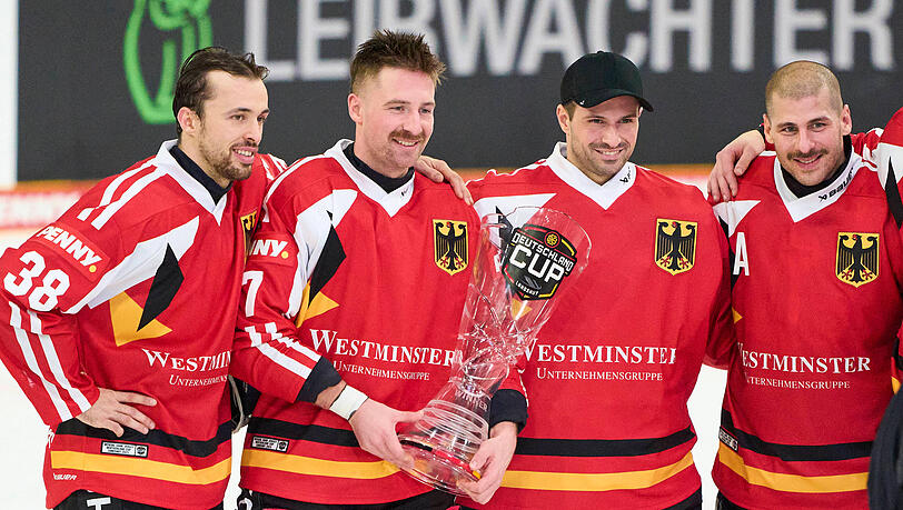 Die M&uuml;nchner Deutschland-Cup-Sieger von 2025. W&auml;hrend Fabio Wagner (l.), Maximilian Kastner (2.v.l.) und Yasin Ehliz (r.) auch heuer wieder dabei sind, muss Torh&uuml;ter Mathias Niederberger verletzungsbedingt passen.
