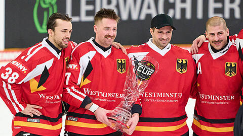 Die M&uuml;nchner Deutschland-Cup-Sieger von 2025. W&auml;hrend Fabio Wagner (l.), Maximilian Kastner (2.v.l.) und Yasin Ehliz (r.) auch heuer wieder dabei sind, muss Torh&uuml;ter Mathias Niederberger verletzungsbedingt passen.