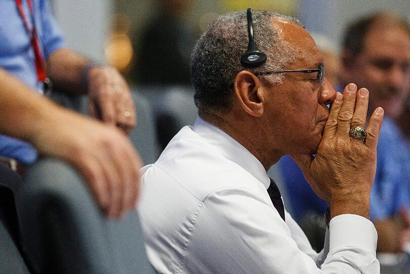 Kann die "Curiosity" wirklich erfolgreich landen? Zwischen Hoffen und bangen wartet Charles Bolden auf die Gewissheit.